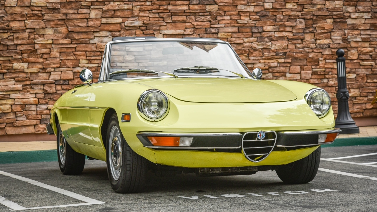 Желтый ретро автомобиль альфа ромео