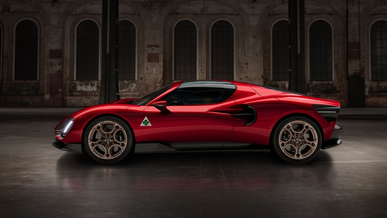 Быстрый автомобиль Alfa Romeo 33 Stradale 2024 года вид сбоку