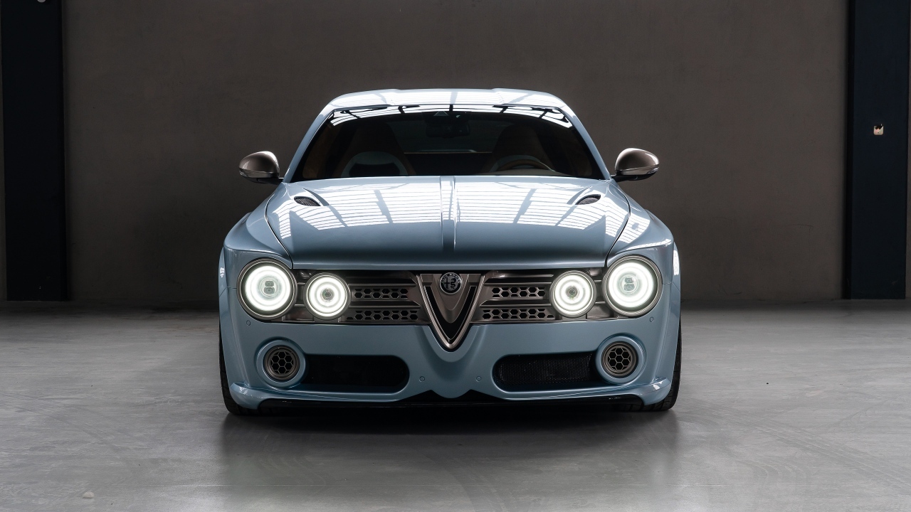 Вид спереди на автомобиль Alfa Romeo