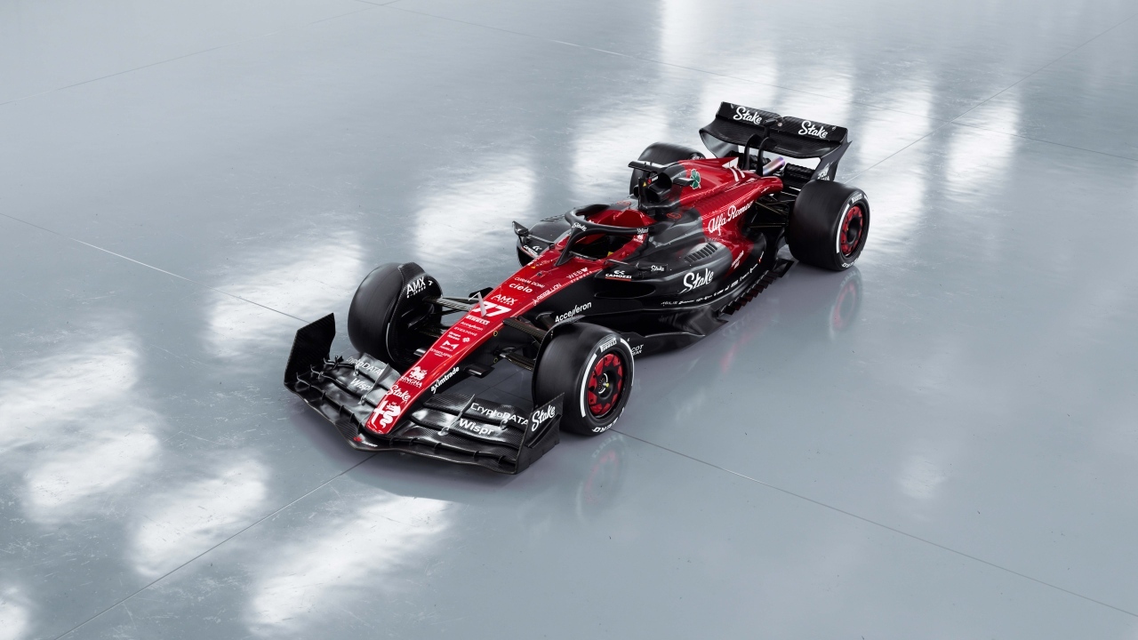 Гоночный автомобиль Alfa Romeo C43 F1 2023 на сером фоне