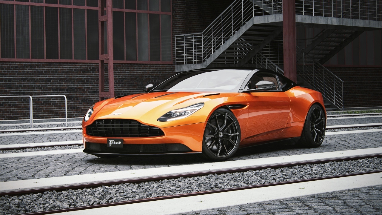 Оранжевый автомобиль Aston Martin DB11