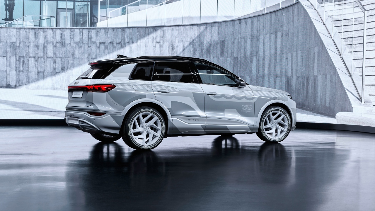 Внедорожник Audi Q6 E-Tron Prototype Show Car 2023 года вид сзади