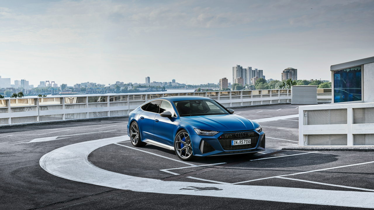Автомобиль Audi RS 7 на трассе