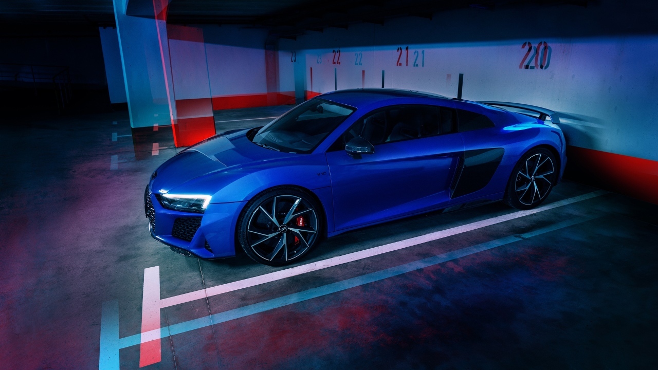 Синий  Audi R8 в гараже