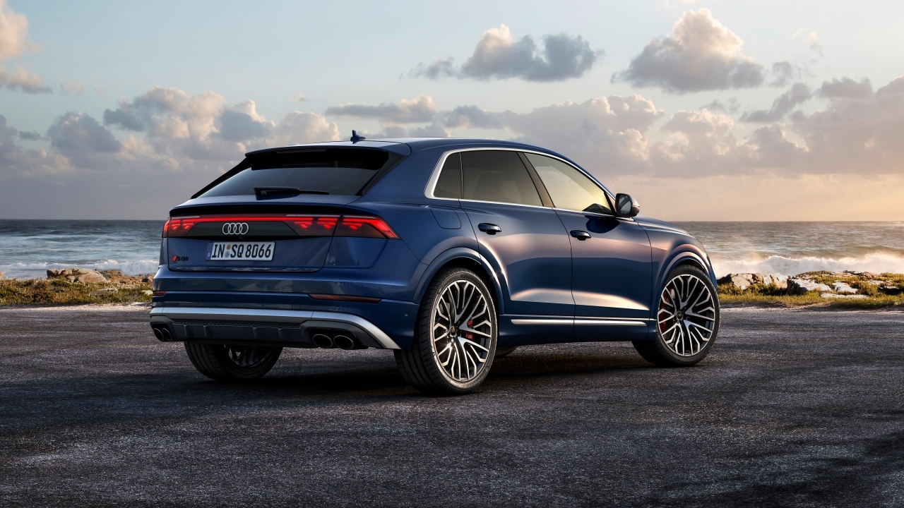 Синий автомобиль Audi SQ8 TFSI 2023 года вид сзади