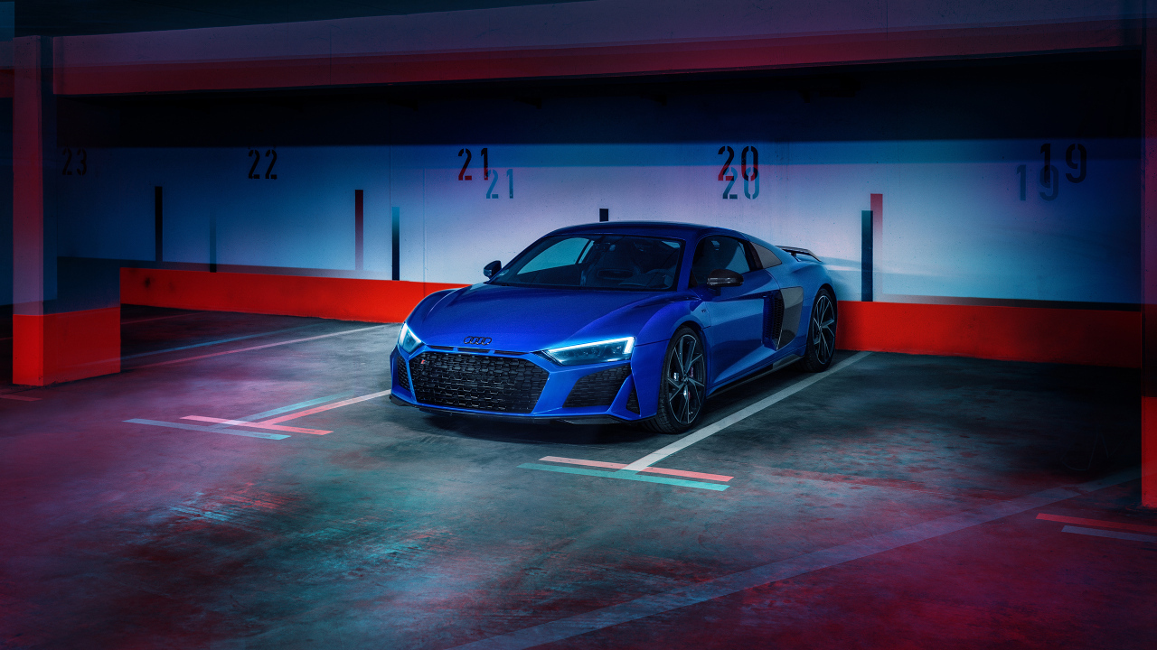 Синий спорткар Audi R8 на подземной парковке