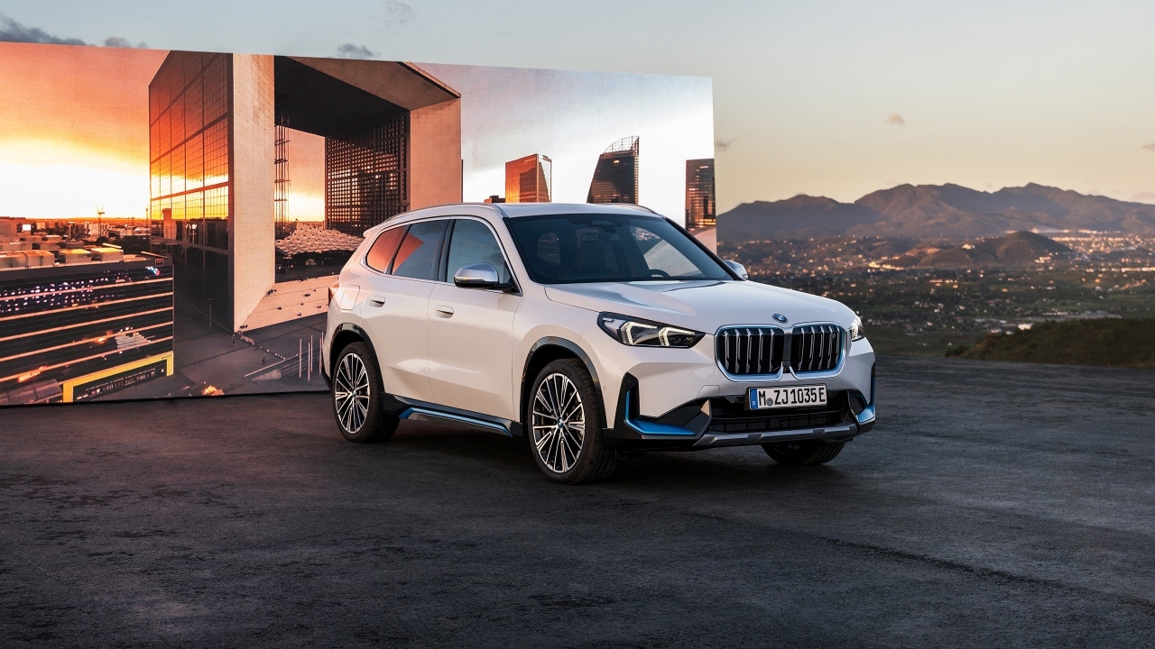 Автомобиль BMW IX1 XDrive30  вид спереди