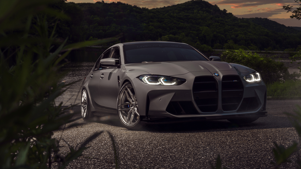 Автомобиль BMW M3 стоит у воды