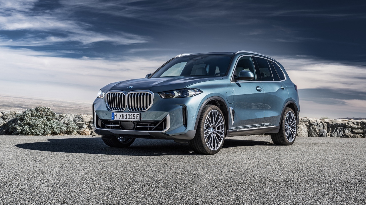 Автомобиль BMW X5 2023 на фоне грозового неба