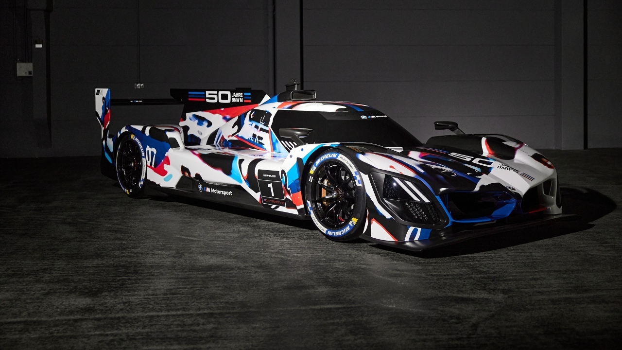 Красивый гоночный автомобиль BMW M Hybrid V8