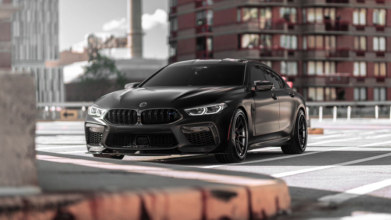 Черный BMW M8 вид спереди