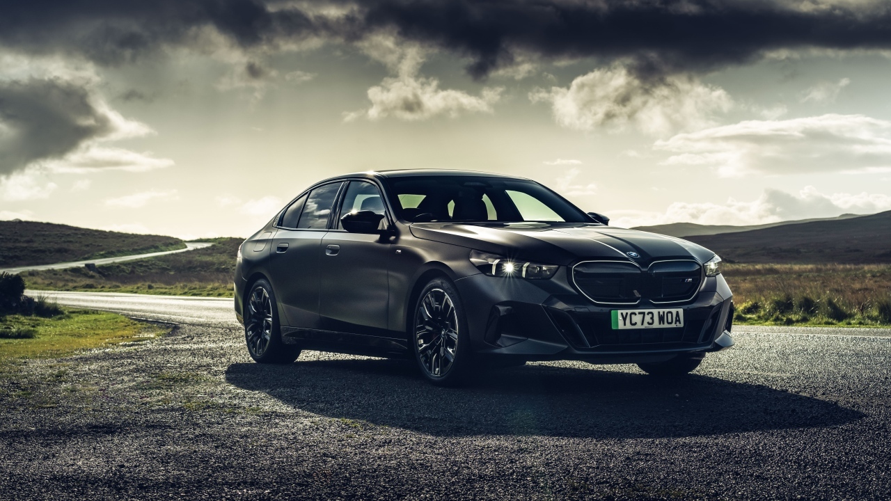 Черный автомобиль BMW I5 M60 XDrive 2023 года