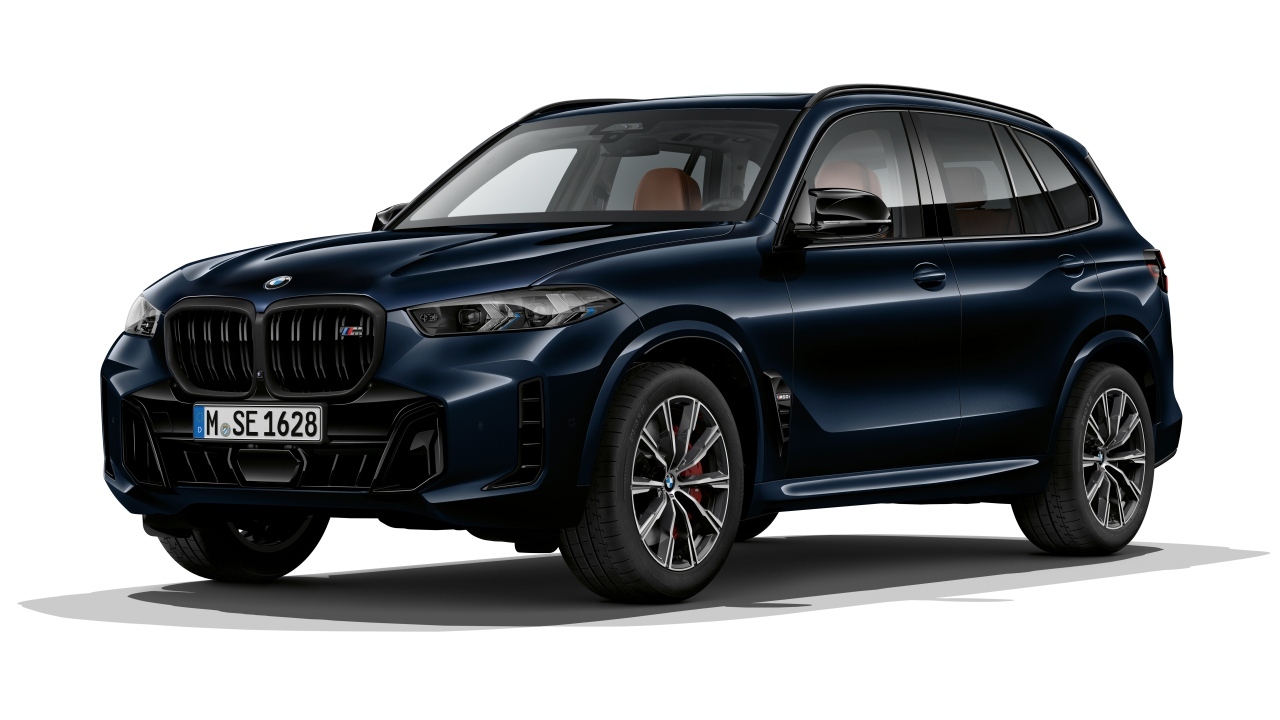 Черный автомобиль BMW X5 M60i Protection VR6 2023 года на белом фоне
