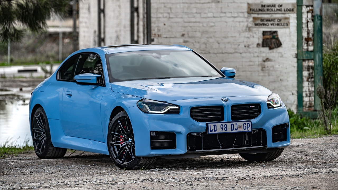 Голубой автомобиль BMW M2 AT 2023 года