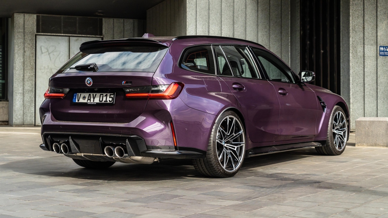 Вид сзади на автомобиль BMW M3 Competition Touring M XDrive 2023 года