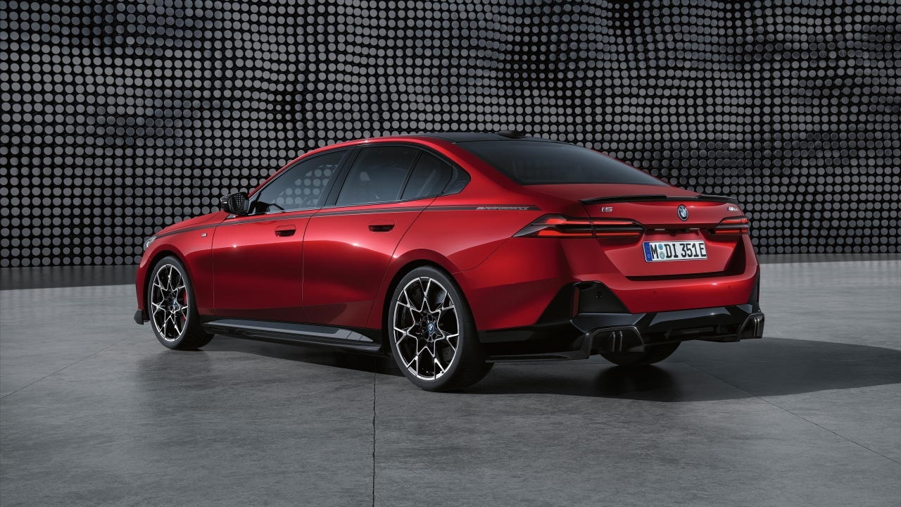Вид сзади на красный автомобиль BMW I5 M60 XDrive M Performance Parts 2023 года