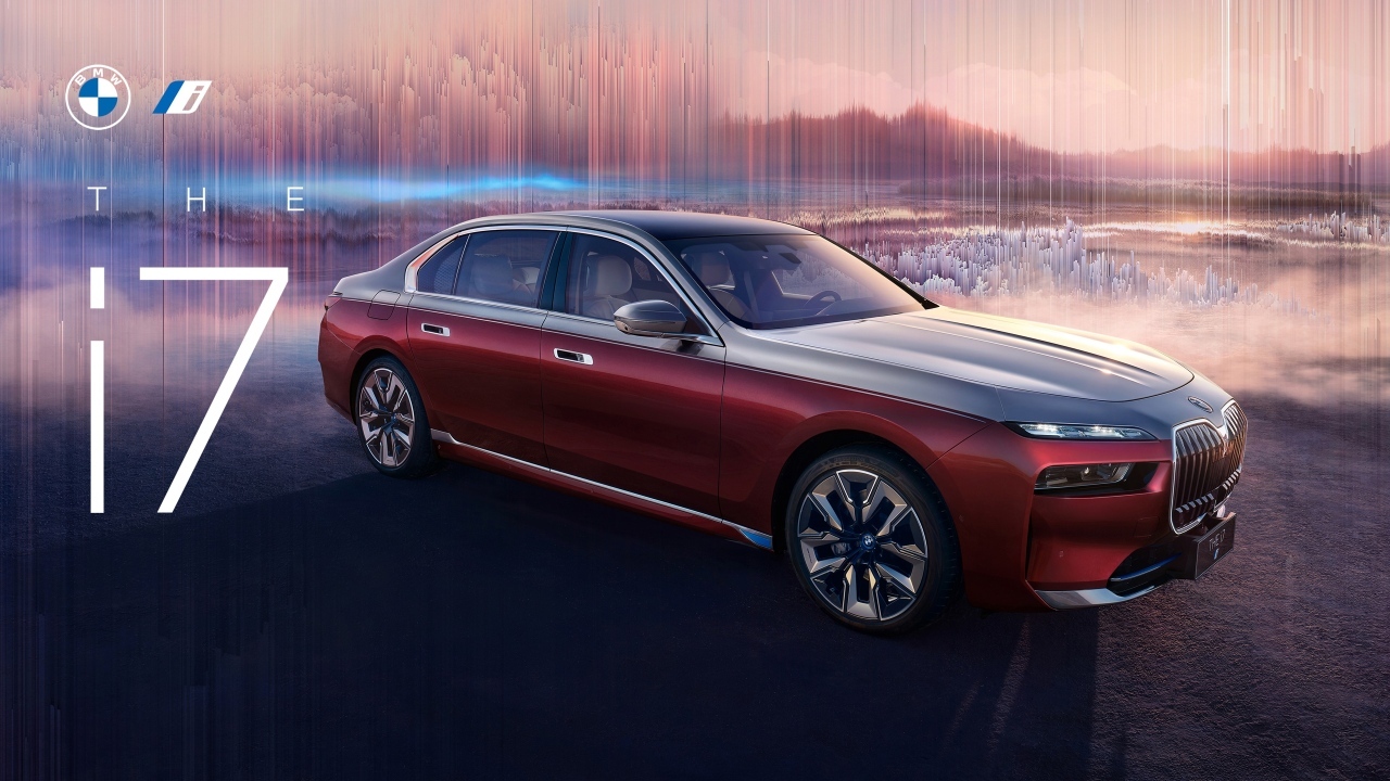 Красный новый автомобиль BMW I7