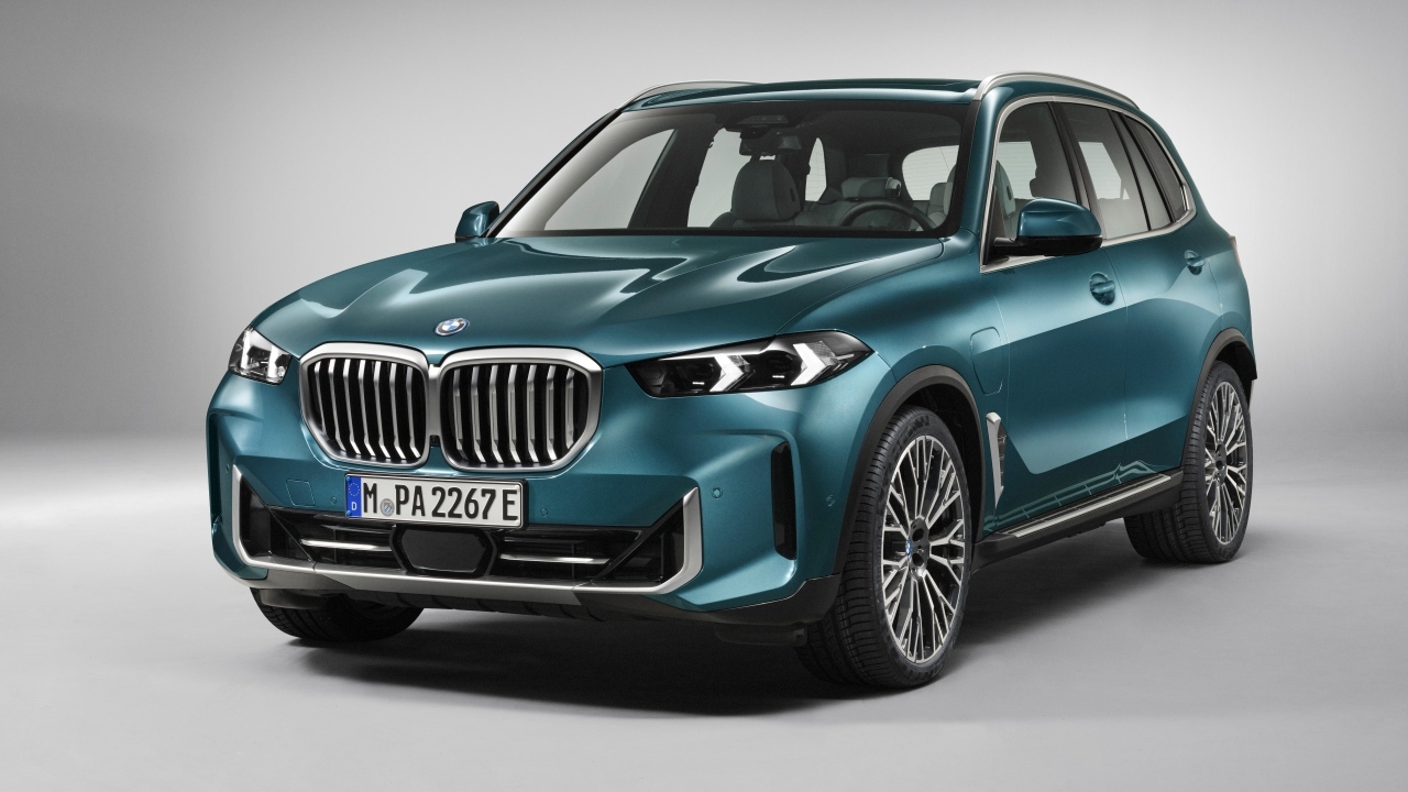 Внедорожник BMW X5 XDrive 50i 2023 на черном фоне
