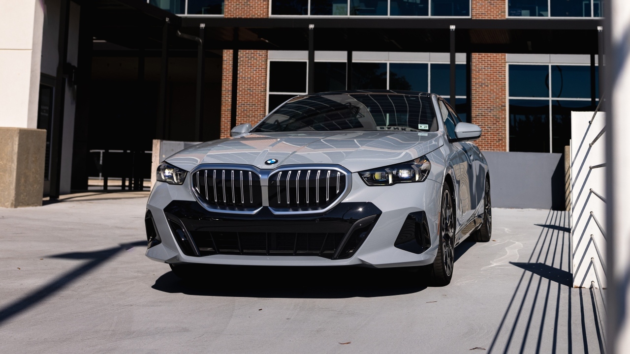 Серебристый автомобиль BMW 530i XDrive M Sport 2024 года