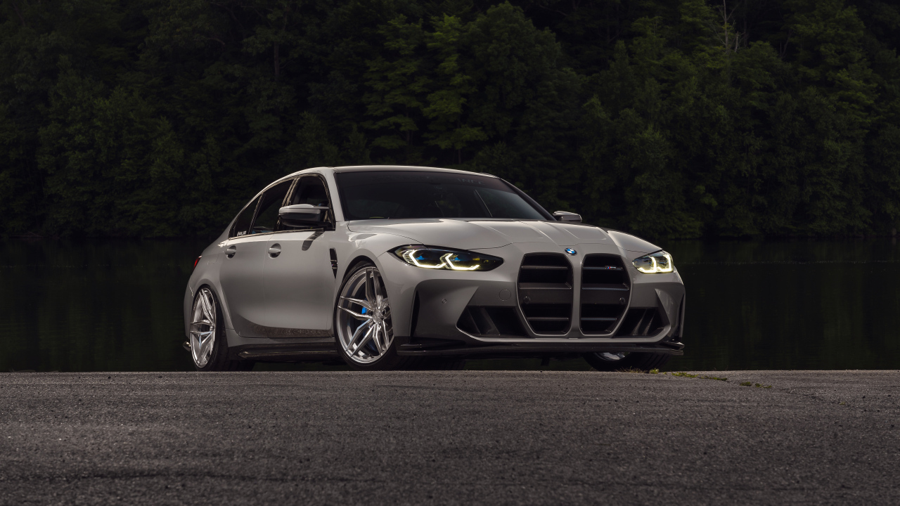 Серебристый BMW M3  на дороге