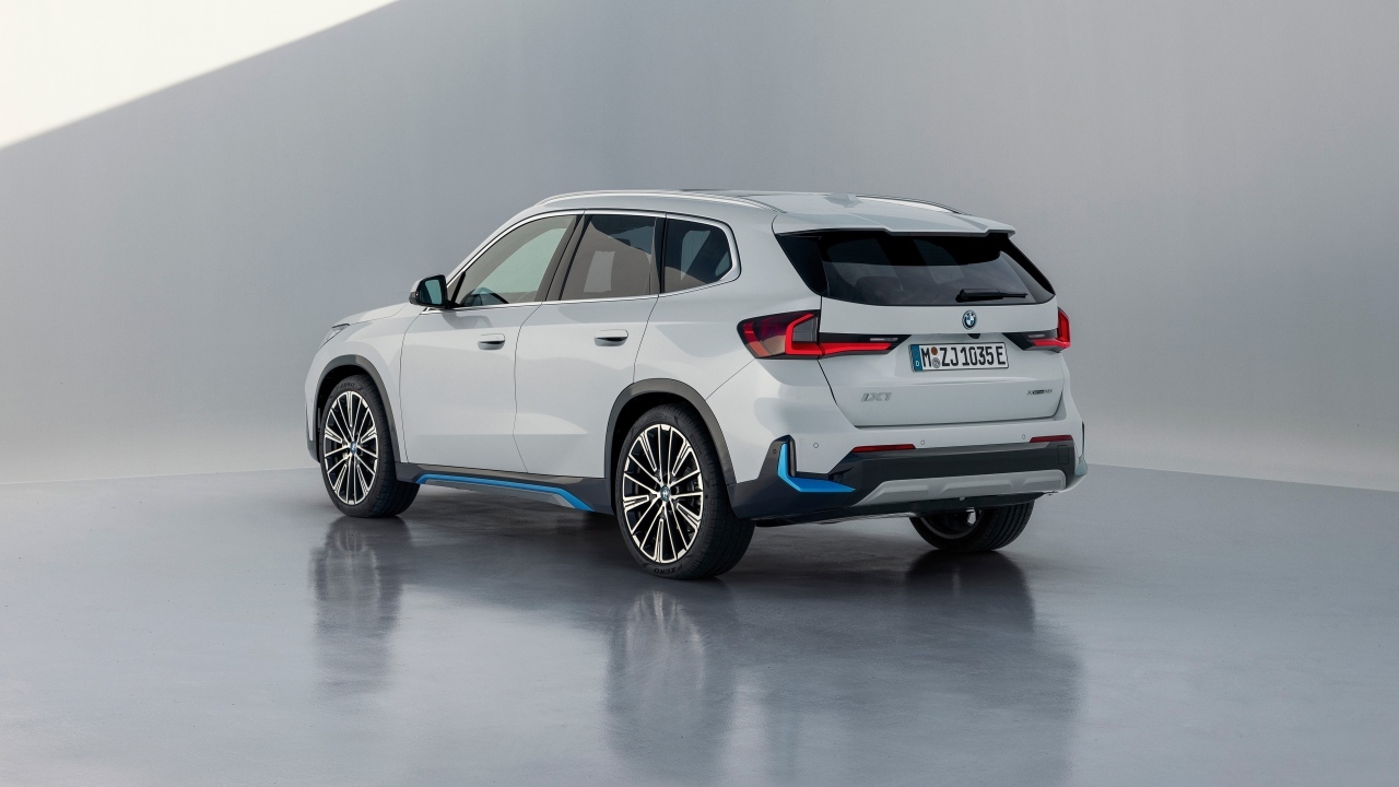 Белый внедорожник BMW IX1 XDrive30  вид сзади
