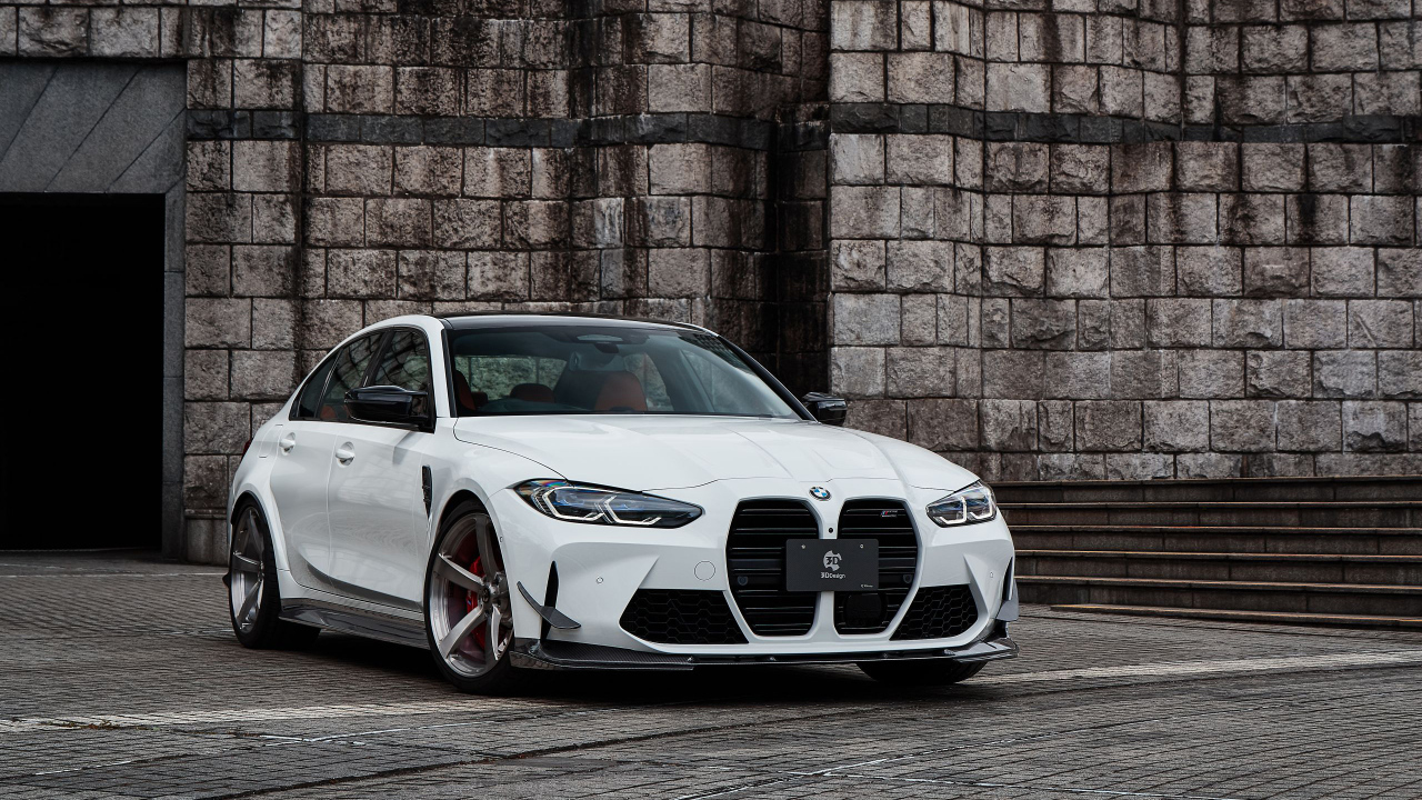 Белый автомобиль BMW M3 2022  года вид спереди