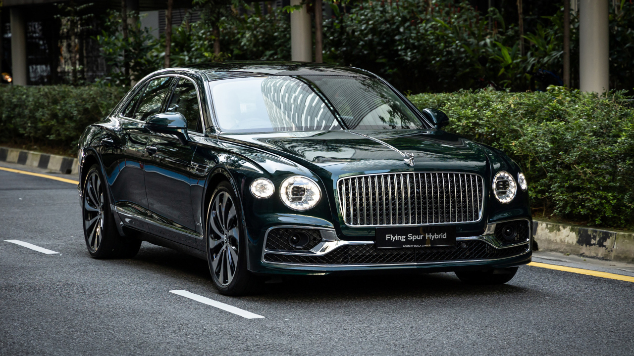 Автомобиль Bentley Flying Spur Hybrid 2023 на дороге