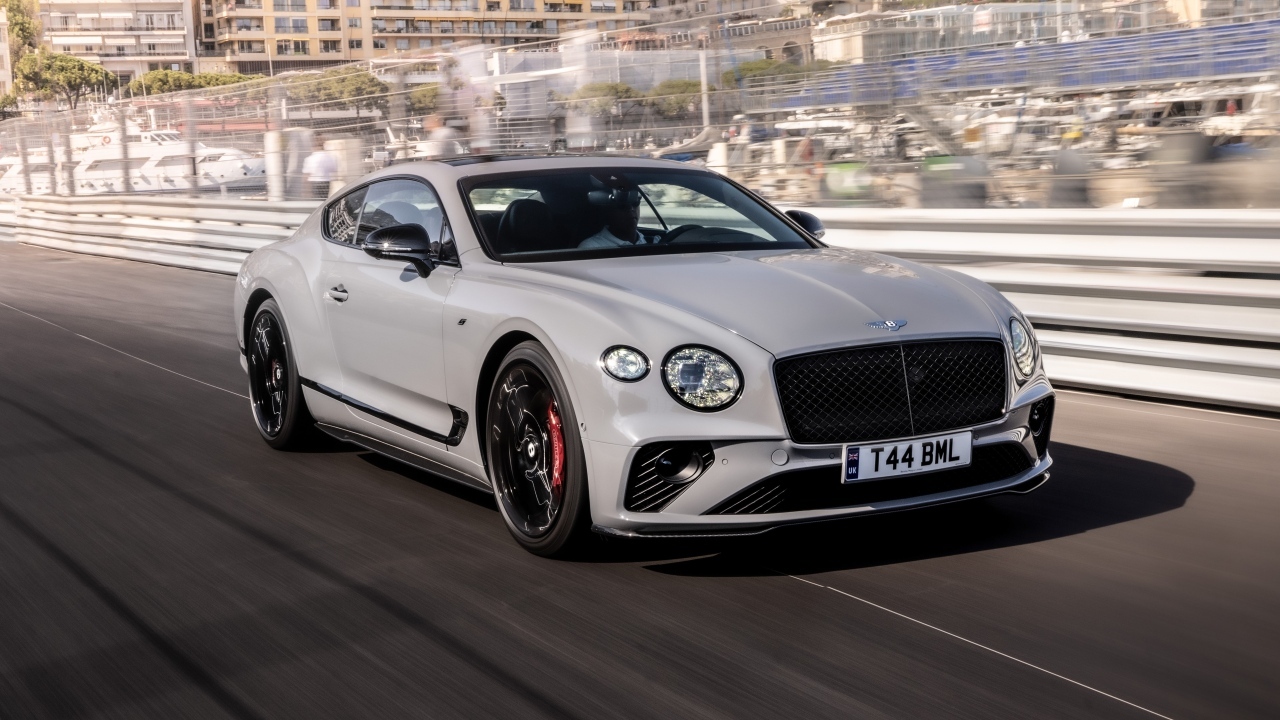 Автомобиль Bentley Continental GT S на дороге