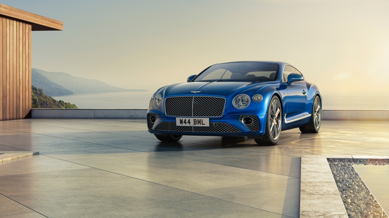Синий дорогой автомобиль Bentley Continental GT