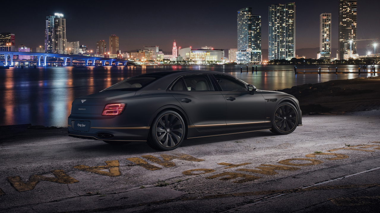 Автомобиль Bentley Flying Spur Hybrid The Surgeon 2022 на фоне города