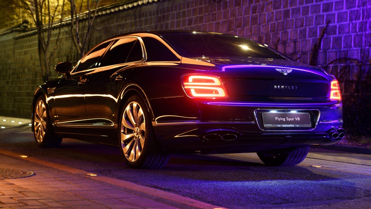 Престижный автомобиль Bentley Flying Spur V8  вид сзади