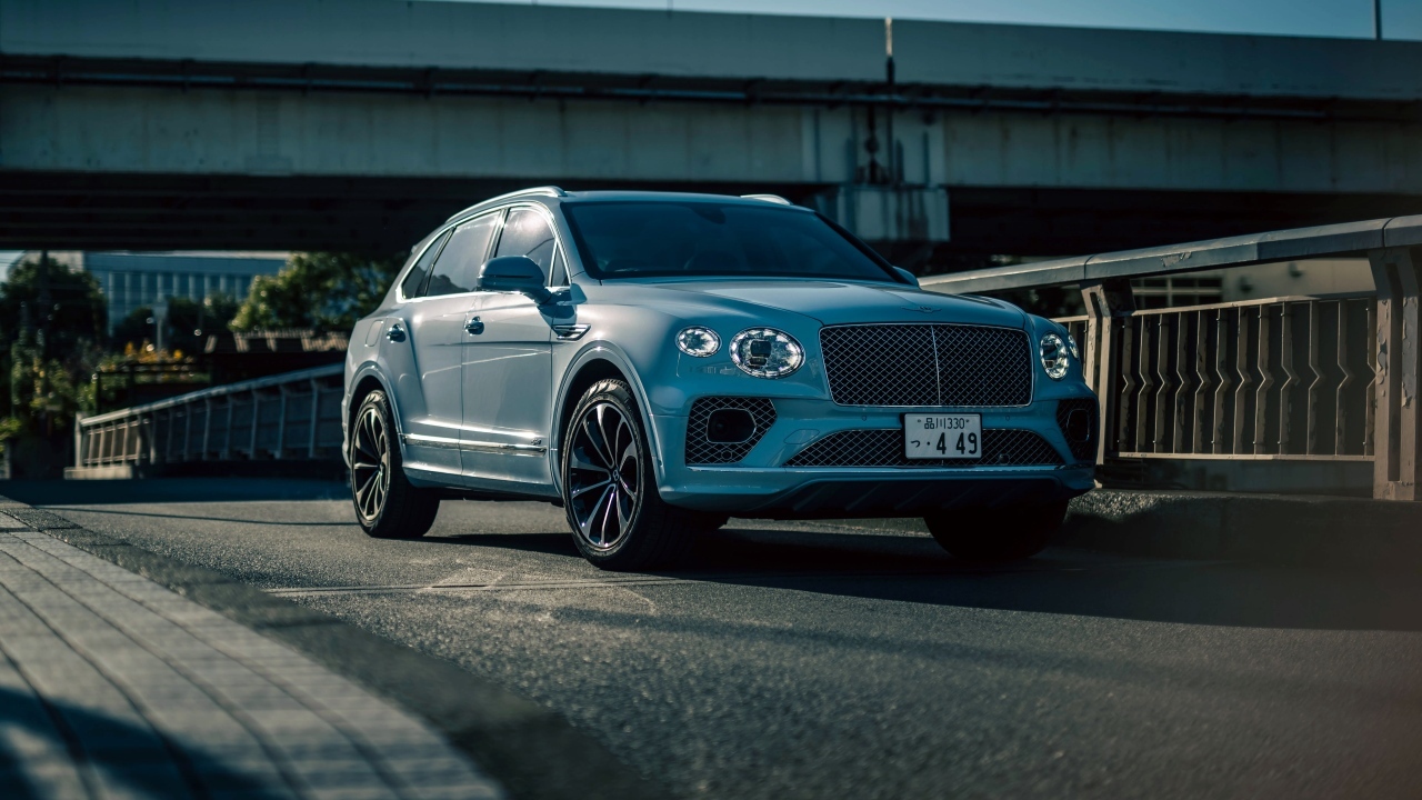 Серебристый Bentley Bentayga Hybrid