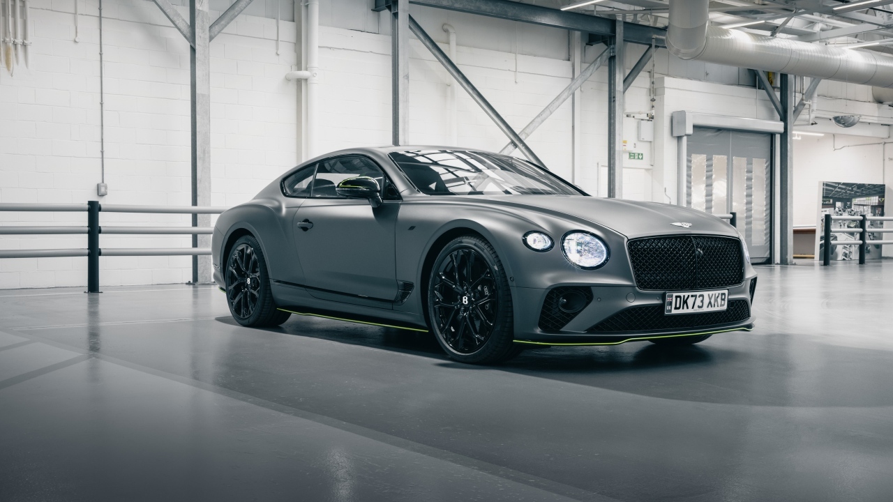 Серебристый автомобиль Bentley Continental GT V8 S