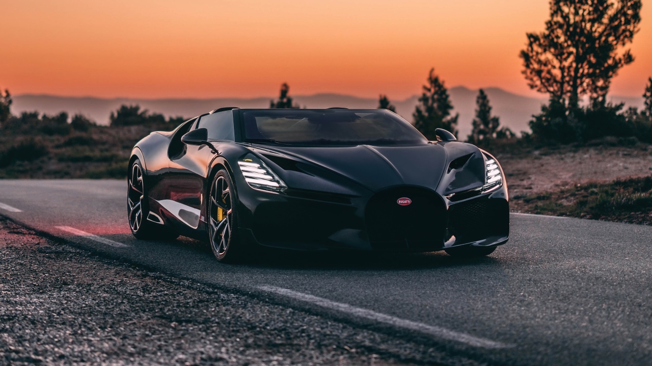 Черный автомобиль Bugatti Mistral