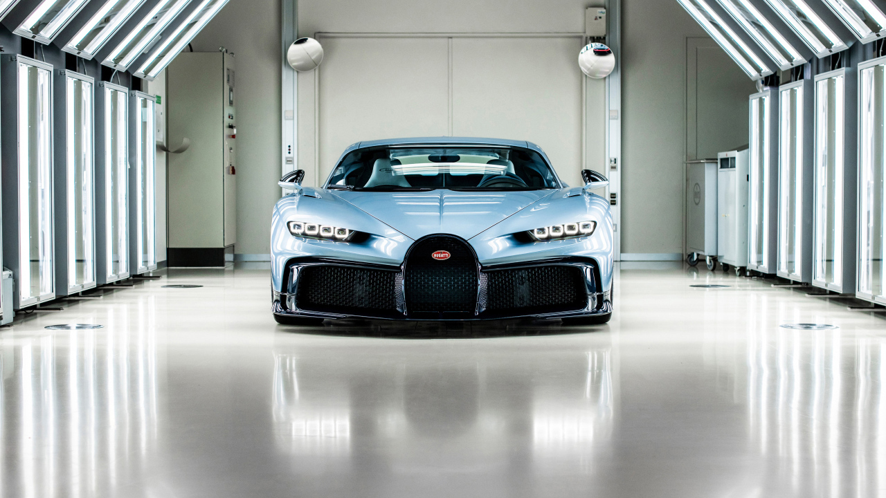Спорткар Bugatti Chiron в гараже вид спереди