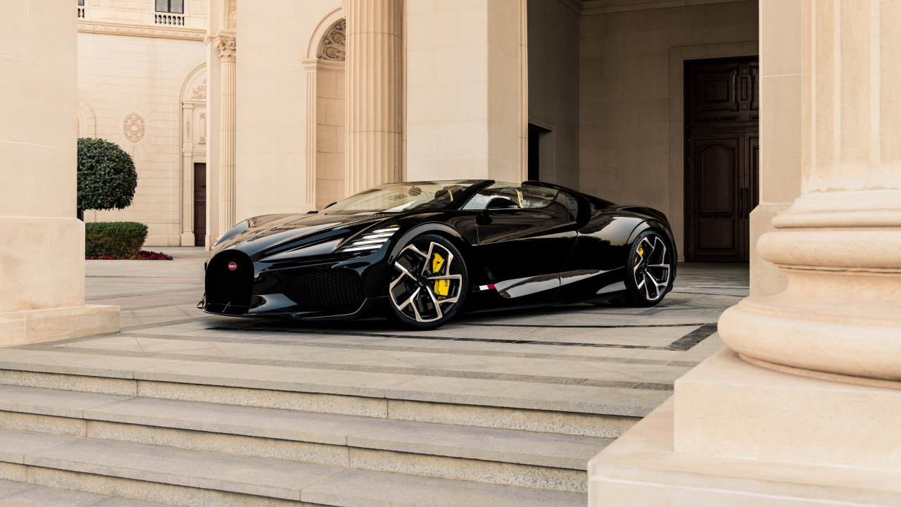 Автомобиль Bugatti W16 Mistral Black 2024 у здания