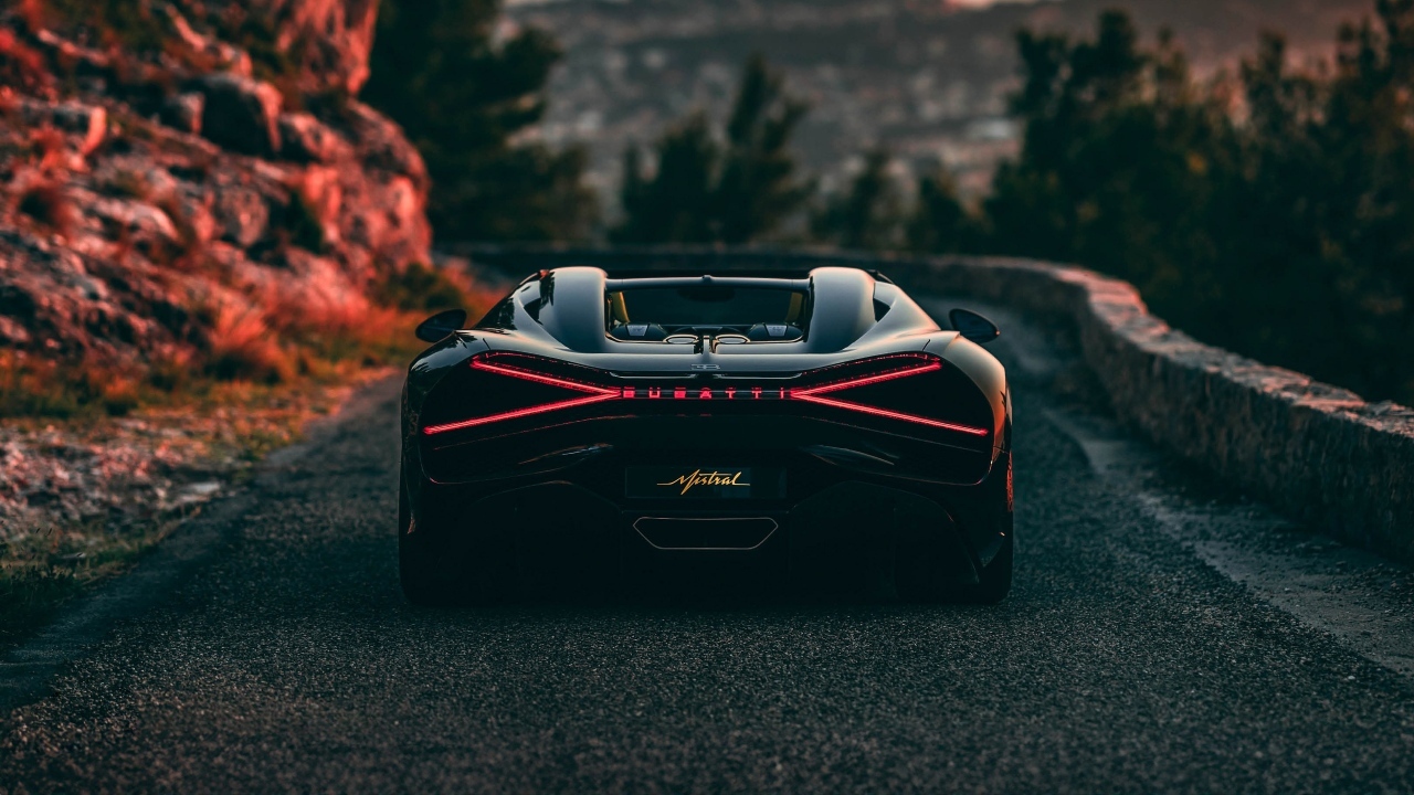 Вид сзади на спортивный автомобиль Bugatti Mistral