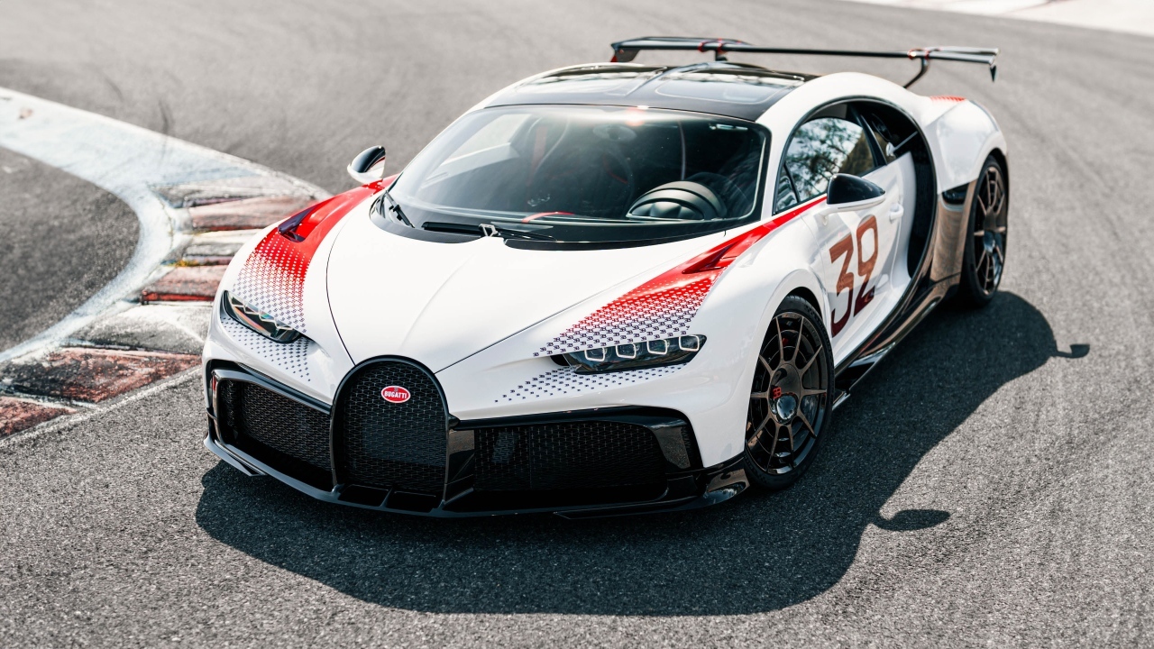 Стильный гоночный автомобиль Bugatti CHIRON