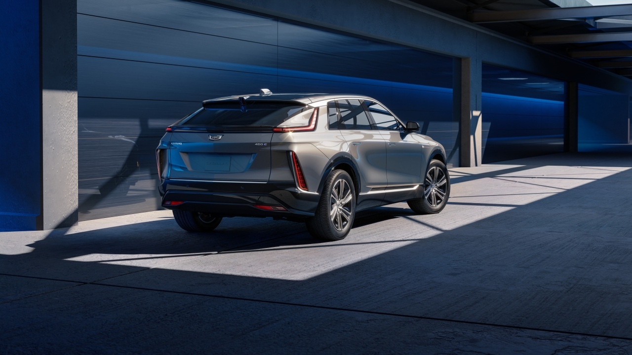 Кроссовер Cadillac Lyriq Tech 2023 года вид сзади