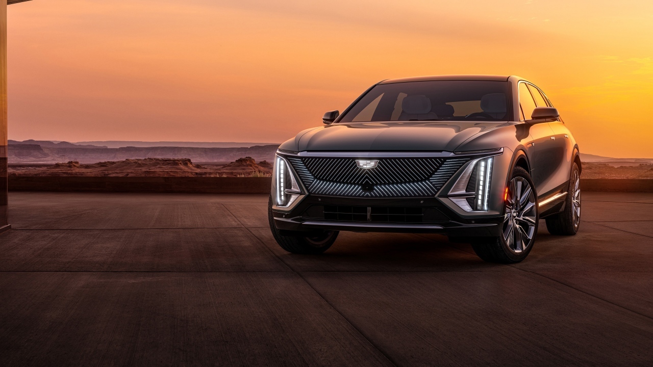 Автомобиль Cadillac Lyriq  2023 года на фоне заката