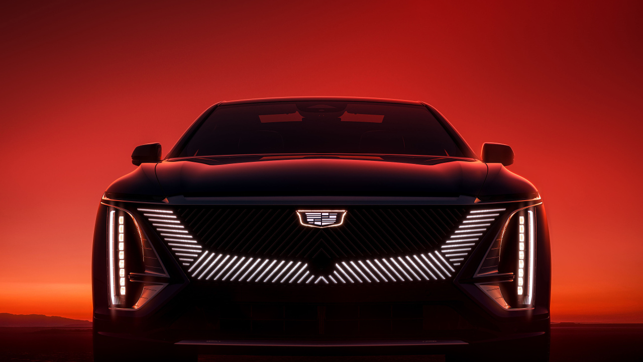 Электрический автомобиль Cadillac Lyriq  на красном фоне
