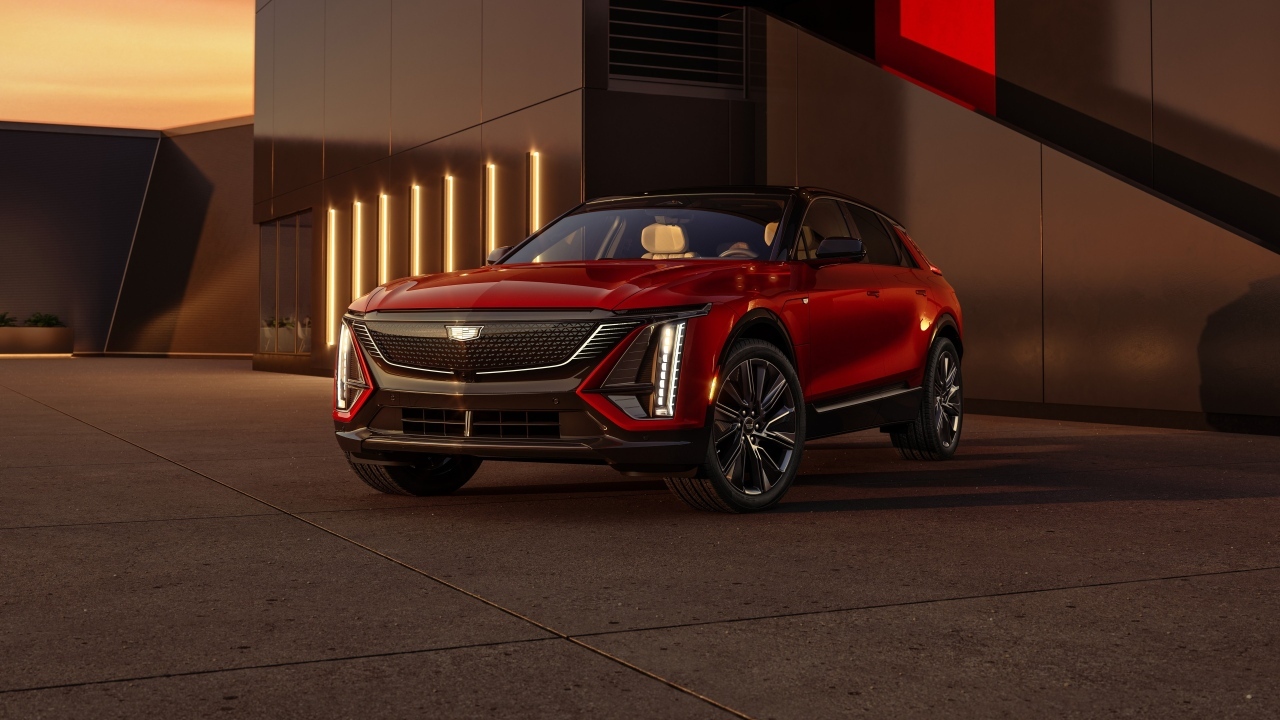 Дорогой красный автомобиль Cadillac Lyriq Sport 2024  года