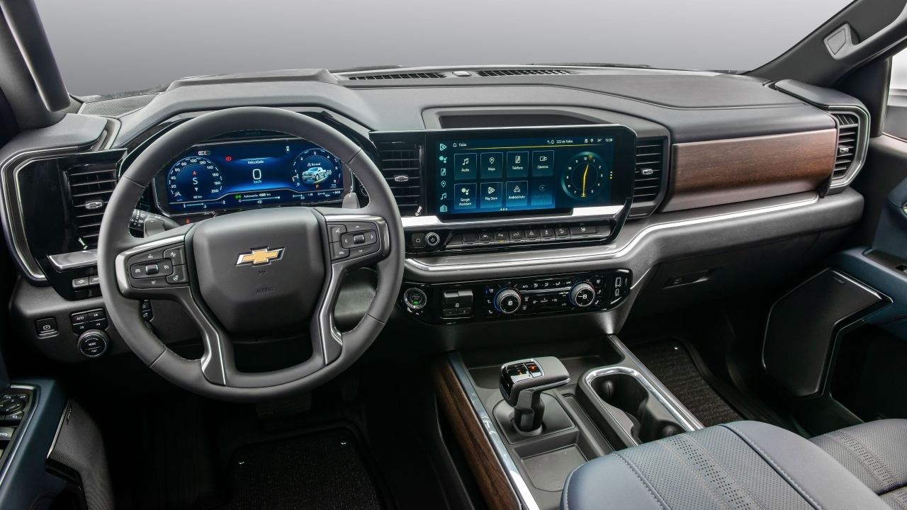 Салон автомобиля Chevrolet Silverado 2023 года