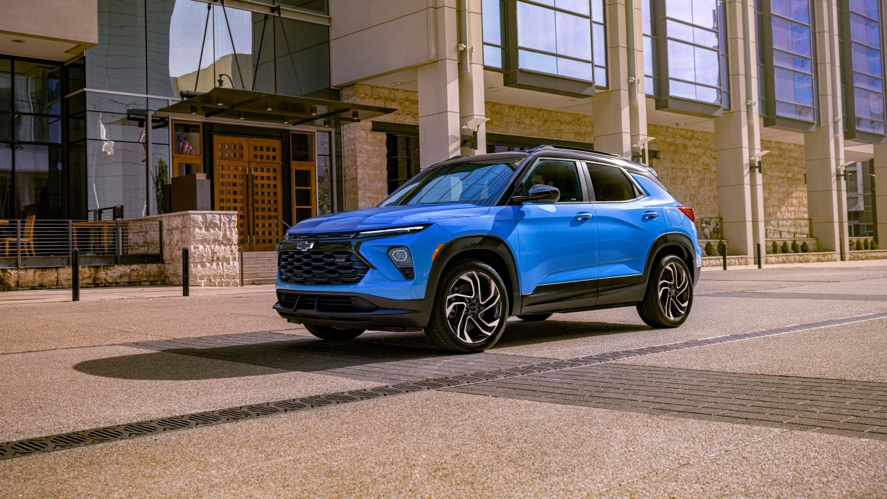 Синий кроссовер Chevrolet TrailBlazer RS 2024 года
