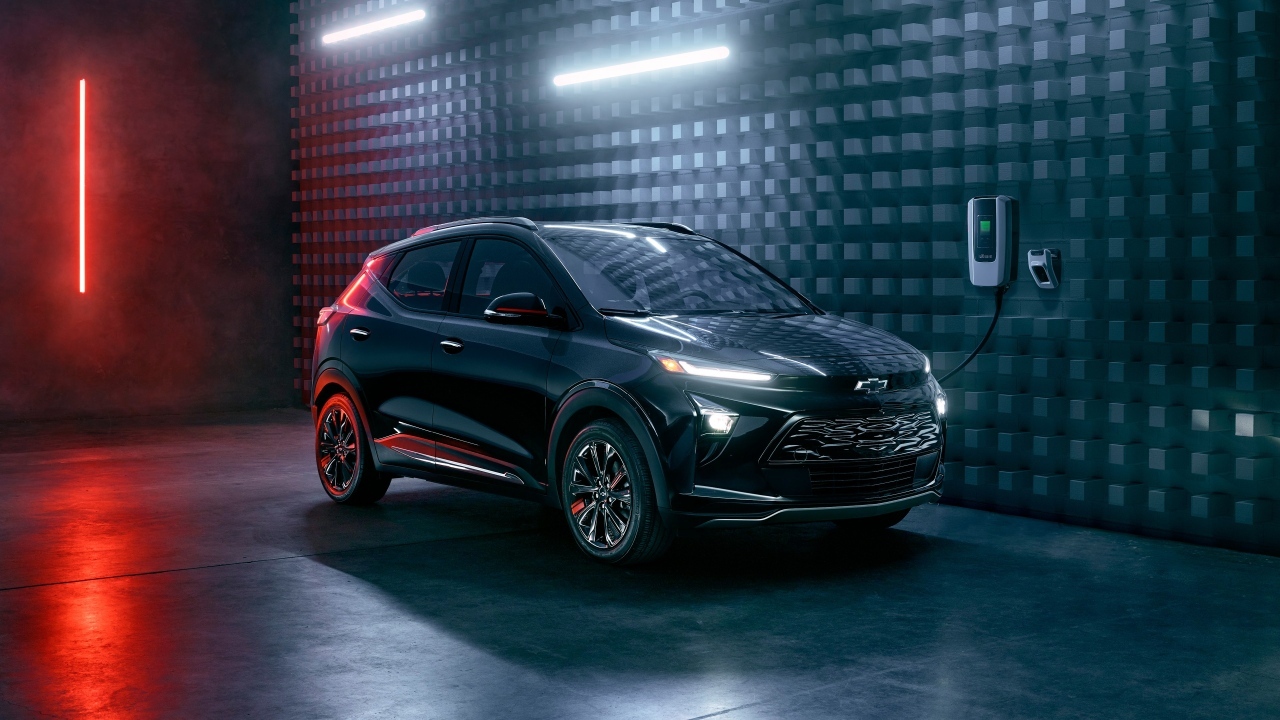 Электрокар Chevrolet Bolt на заправке