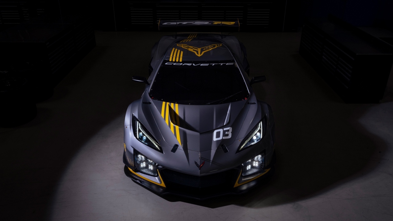 Спортивный автомобиль Chevrolet Corvette Z06 GT3 R вид спереди