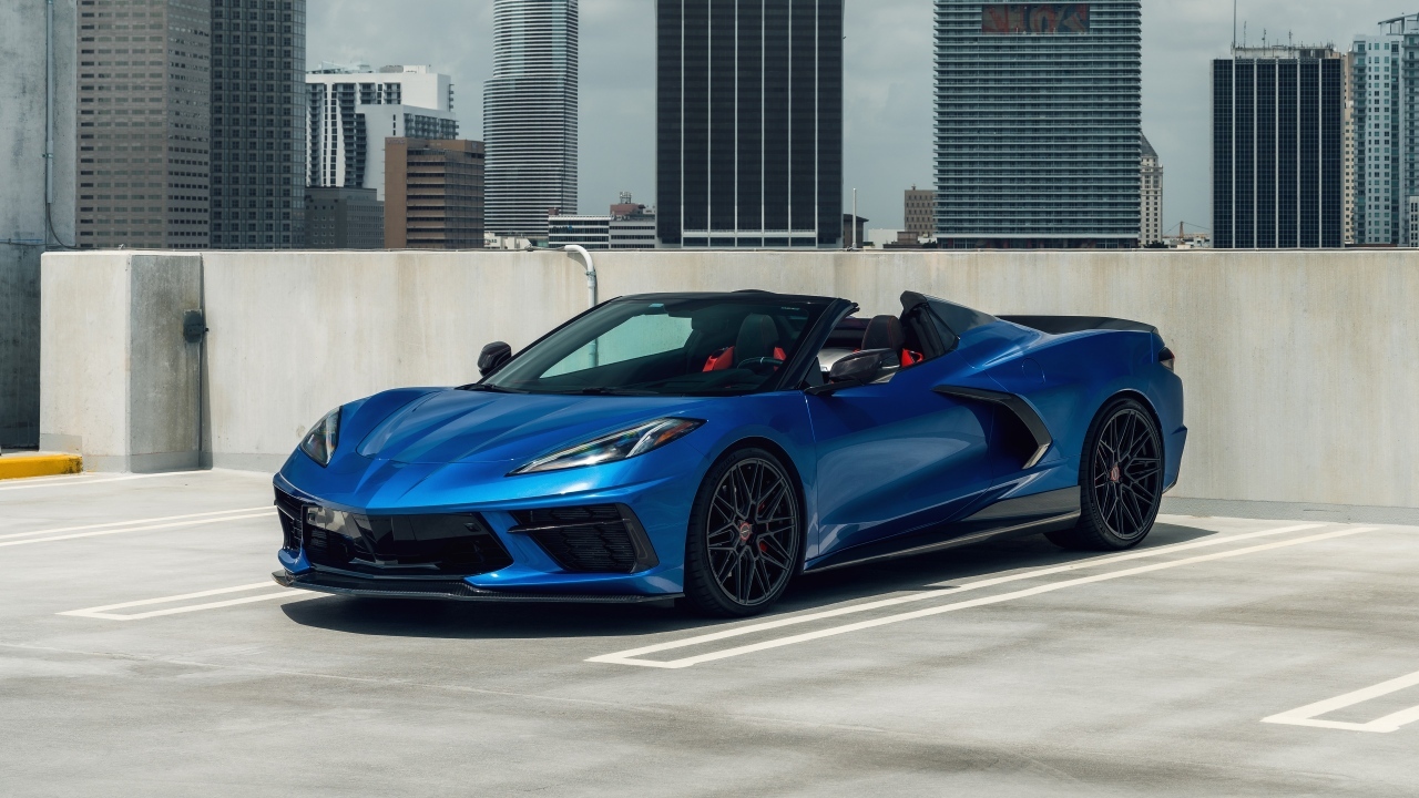 Быстрый синий автомобиль Chevrolet Corvette C8