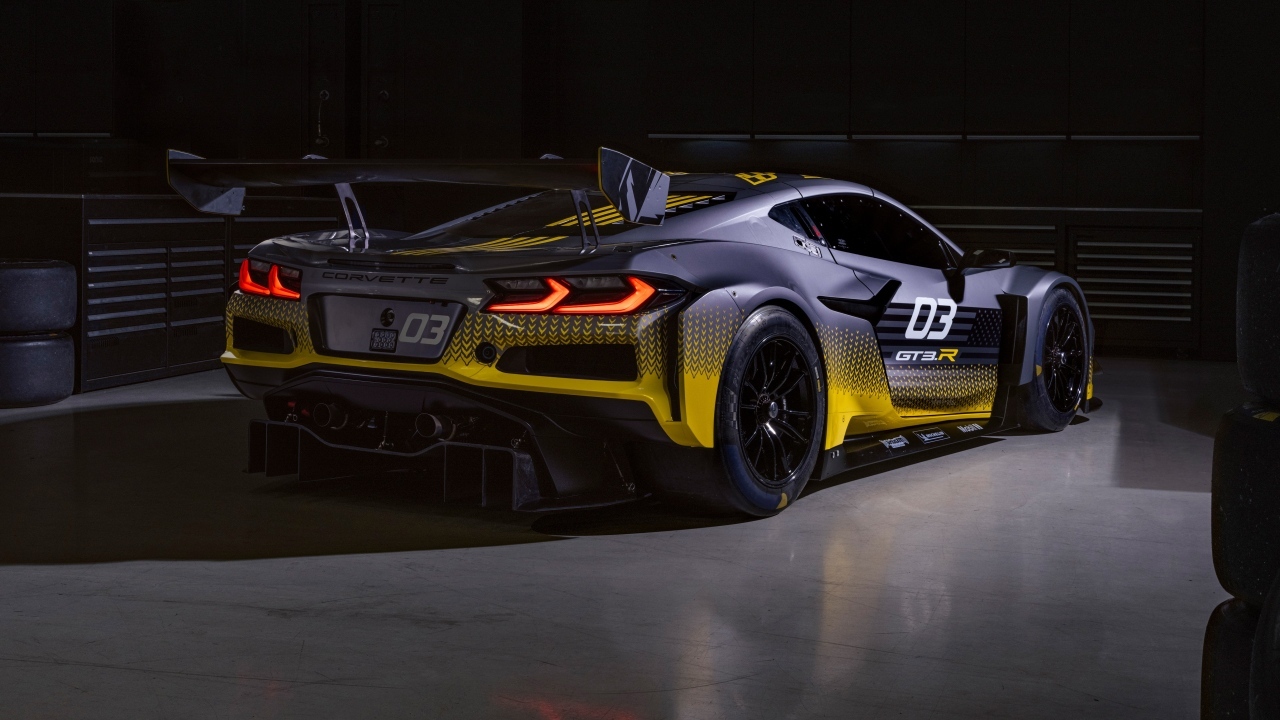 Гоночный автомобиль Chevrolet Corvette Z06 GT3 R вид сзади
