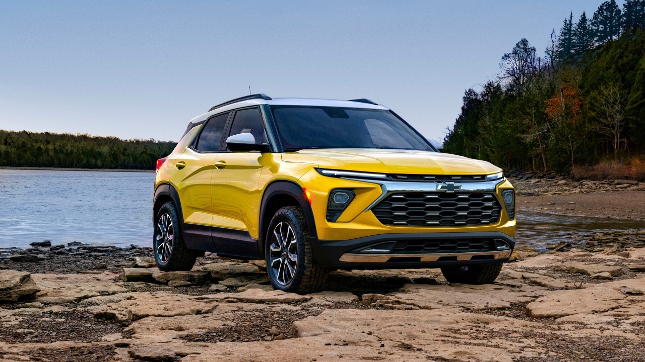 Желтый автомобиль Chevrolet TrailBlazer Activ 2024