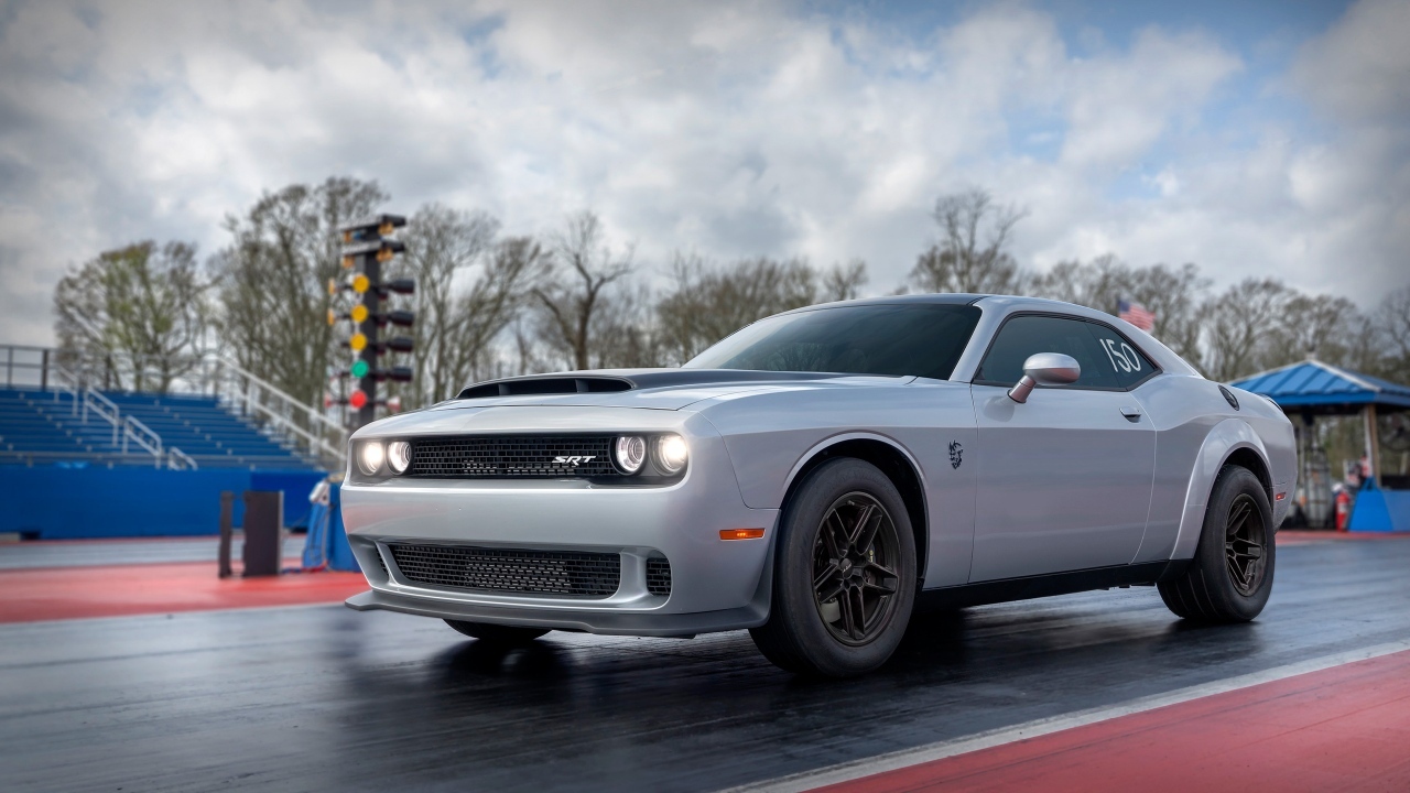Быстрый автомобиль Dodge Challenger SRT Demon 2023 года